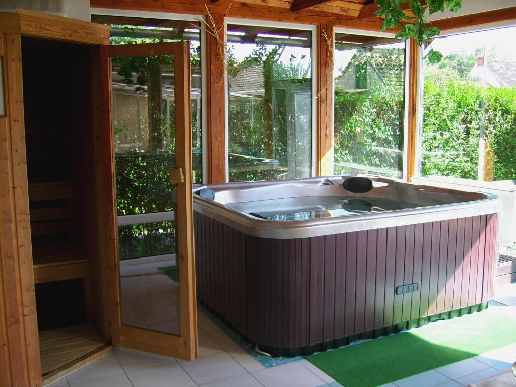 Agria Wellness Guesthouse Eger Bagian luar foto